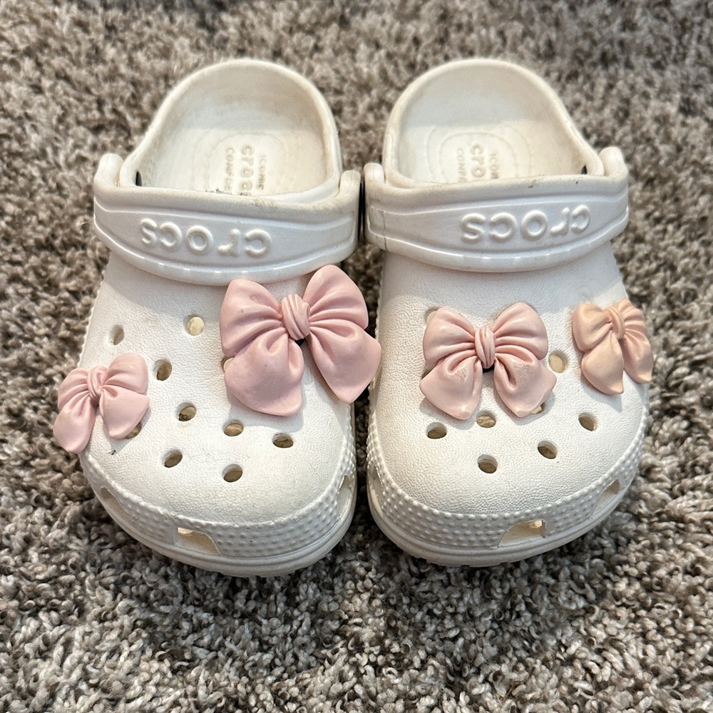 CROCS Kids' White with pink Bows charms